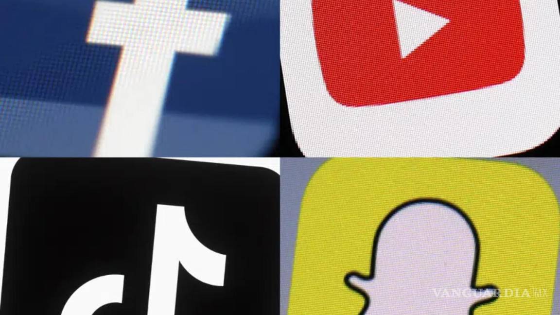 $!Combinación de fotos de 2017-2022 muestra los logotipos de Facebook, YouTube, TikTok y Snapchat en dispositivos móviles.