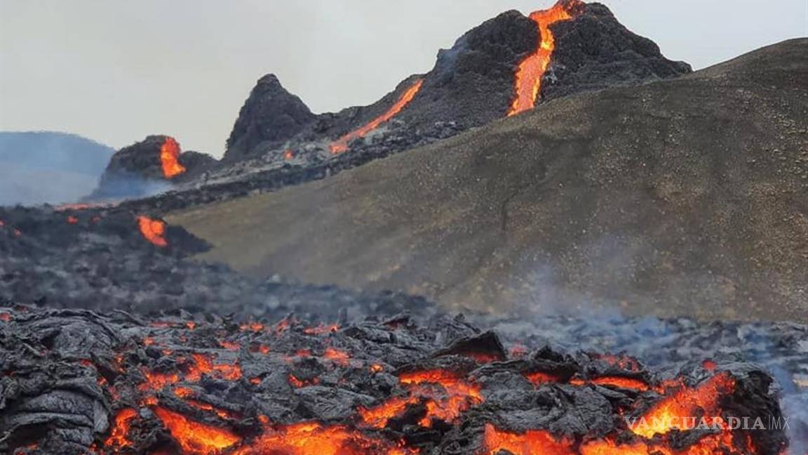 $!Después de 6 mil años el volcán del monte Fagradals en Islandia despertó con una erupción (fotos)