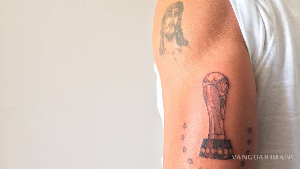 $!Demuestra su fanatismo al extremo: ¡En Saltillo, aficionado se tatúa escudo del América en el rostro!