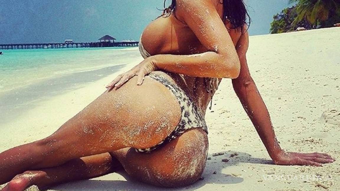 $!Ex pareja de Neymar prometió reducirse los senos; se arrepiente y hace lo contrario