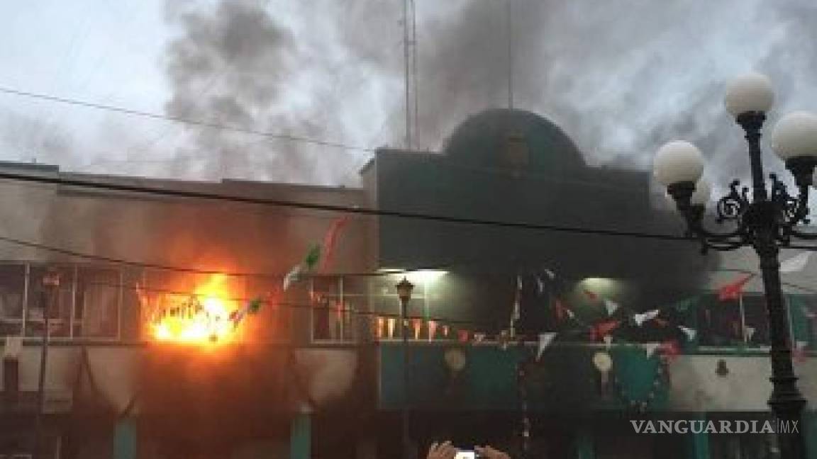 Pobladores arrojan bombas molotov e incendian palacio municipal de Escuintla, Chiapas