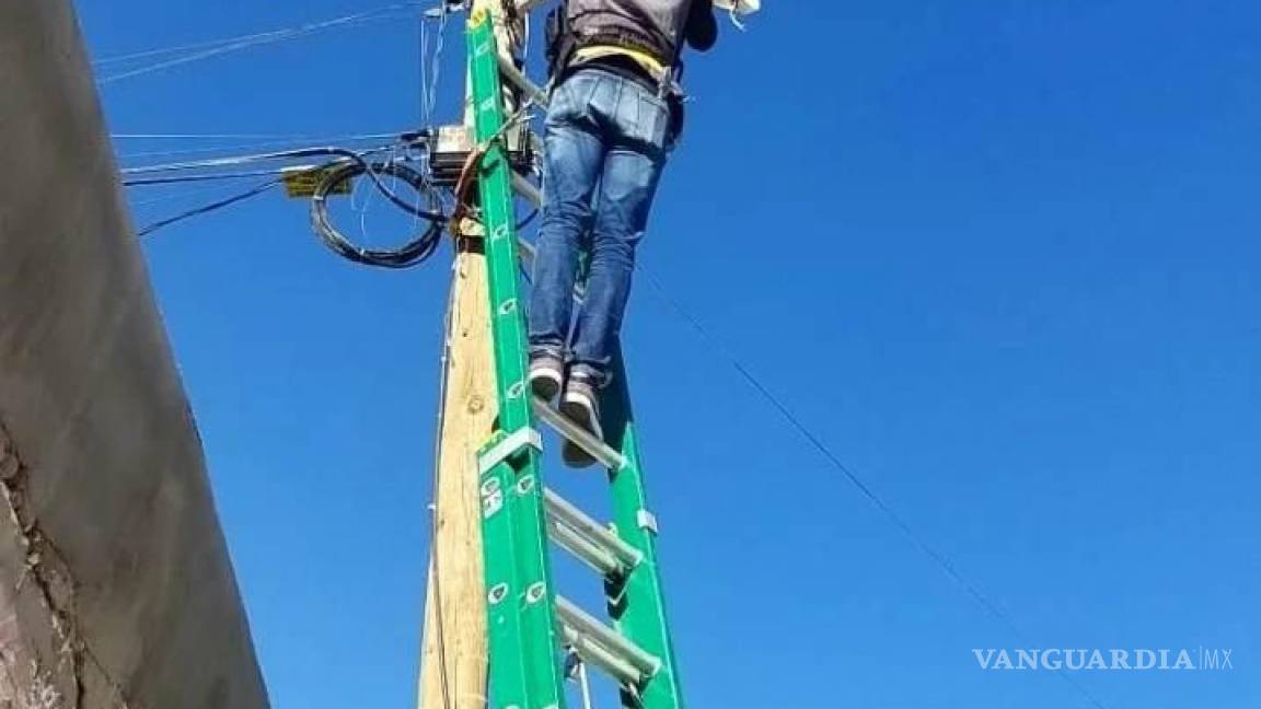Trabajan en mantenimiento de luminarias en colonias y ejidos de Torreón