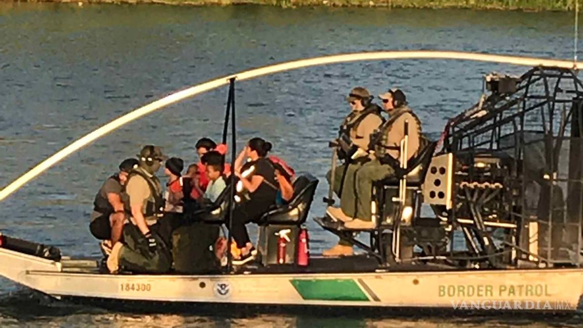 $!Patrulla Fronteriza rescata de morir ahogados a 12 migrantes en el río Bravo