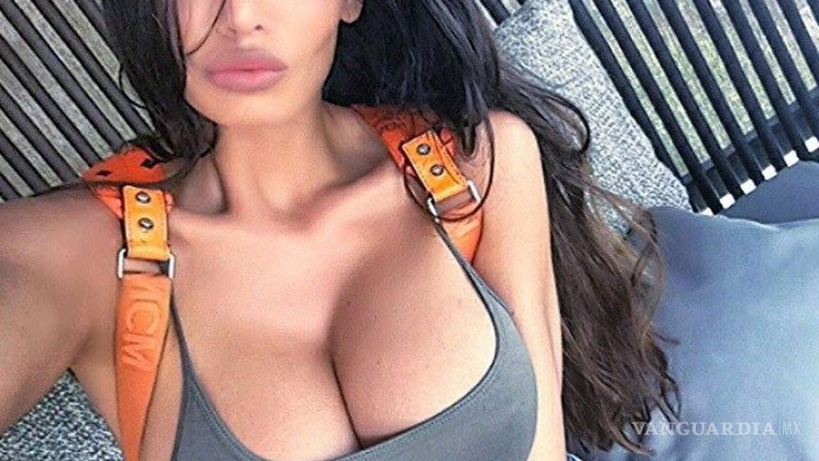 $!Ex pareja de Neymar prometió reducirse los senos; se arrepiente y hace lo contrario