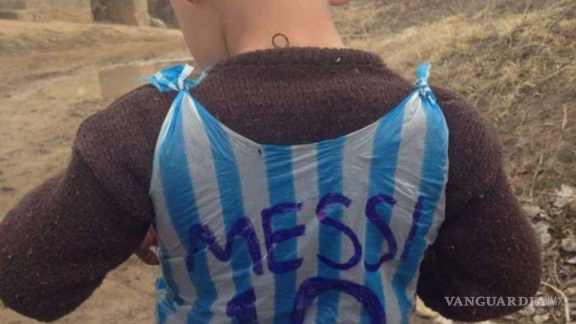 Hallan al niño que hizo camiseta de Messi con bolsa de plástico