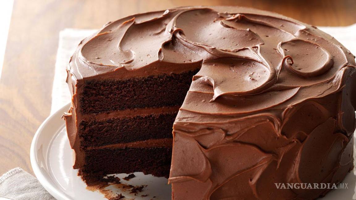Desayunar pastel de chocolate ayuda a bajar de peso, según estudio