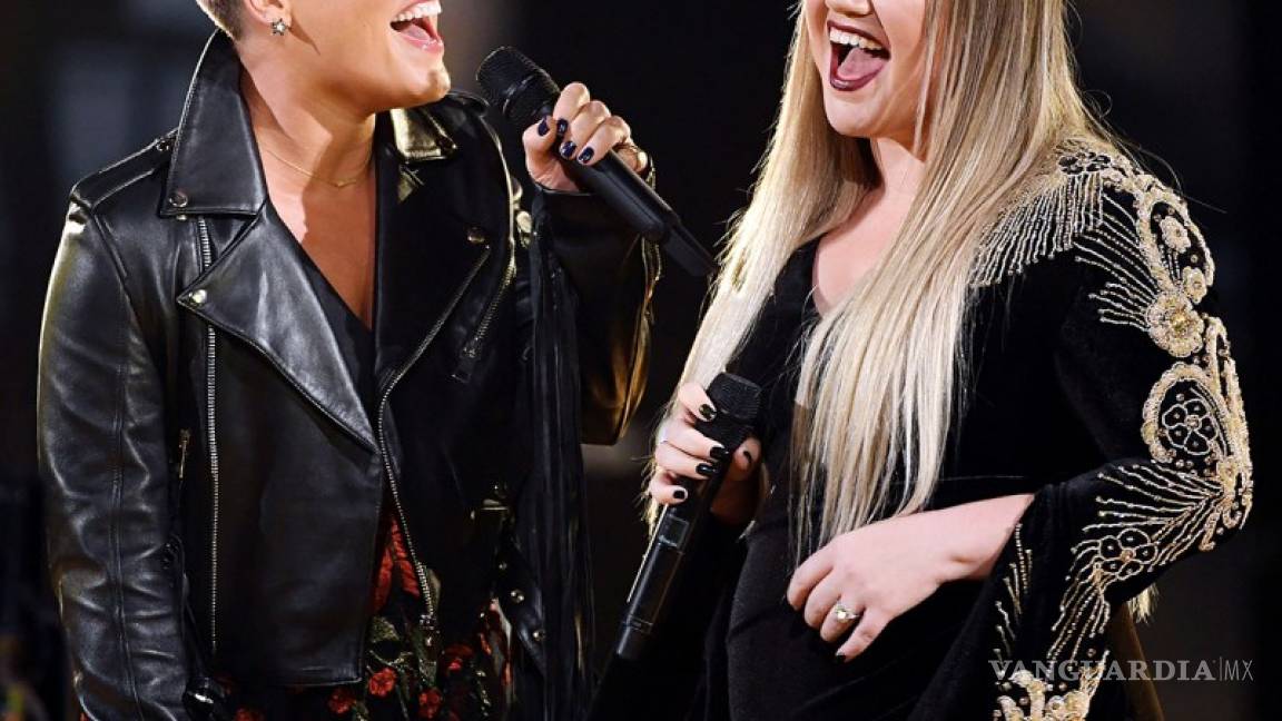 Pink y Kelly Clarkson cantan juntas en los AMAs 2017