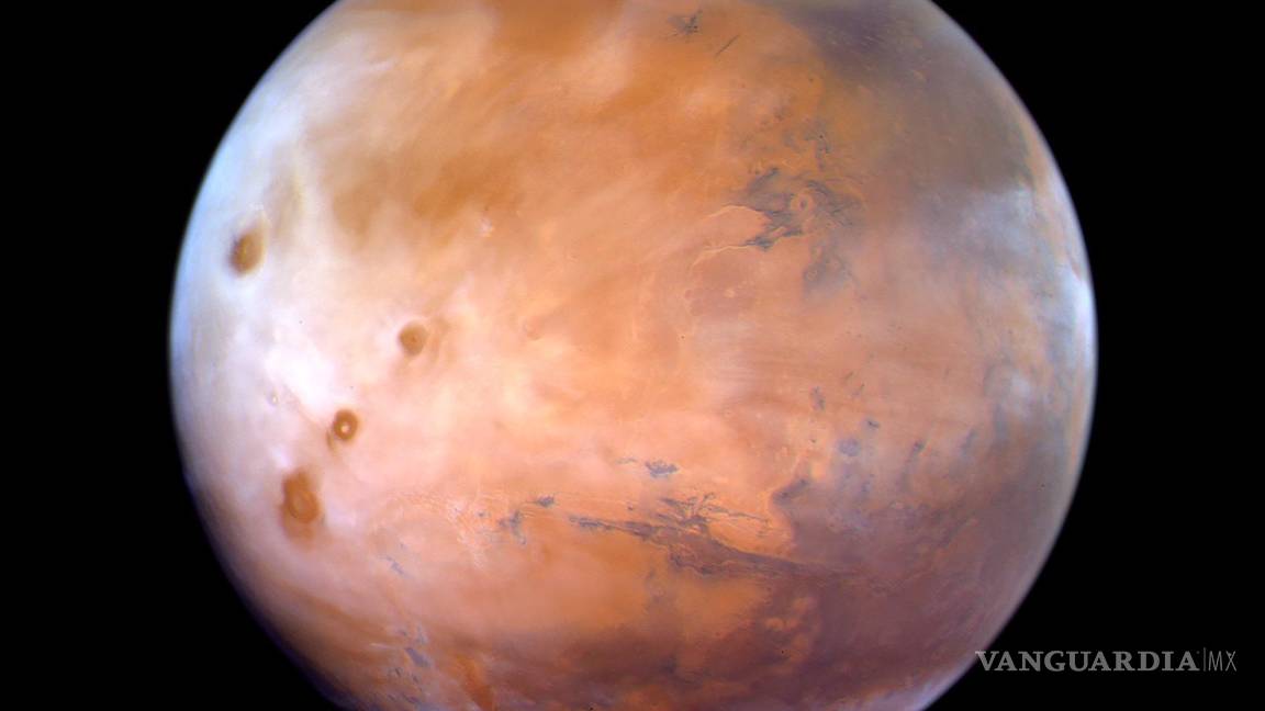 $!La misión espacial de Emiratos Árabes Unidos (EAU) publicó este sábado nuevas imágenes de Marte que muestran altas concentraciones de oxígeno en su atmósfera. En un comunicado, la misión emiratí afirmó que las observaciones contienen características completamente inesperadas que tendrán consecuencias de gran alcance para nuestros modelos existentes de la atmósfera marciana y nuestra comprensión de su comportamiento. EFE/Emirates Mars Missions