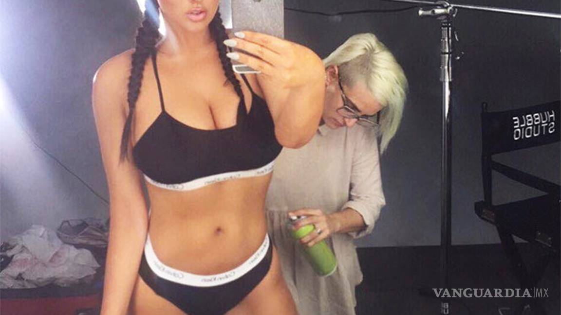 $!Sensual chica ex futbolista posa a lo Kim Kardashian