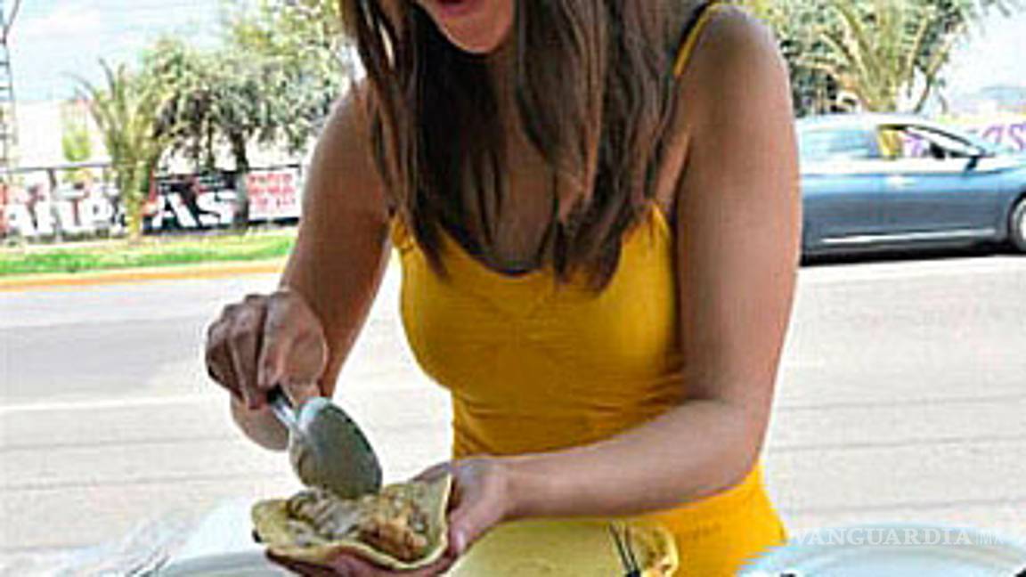 $!Esta joven y guapa taquera está conquistando las redes