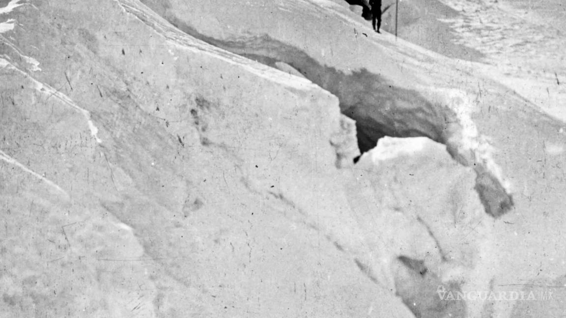 $!Una fotografía proporcionada por la Biblioteca del Congreso muestra a un escalador en la cima del Monte Rainier cuando el hielo era grueso y robusto.