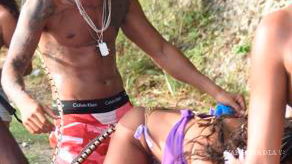 $!Lewis Hamilton se consiente con bellas mujeres en Barbados