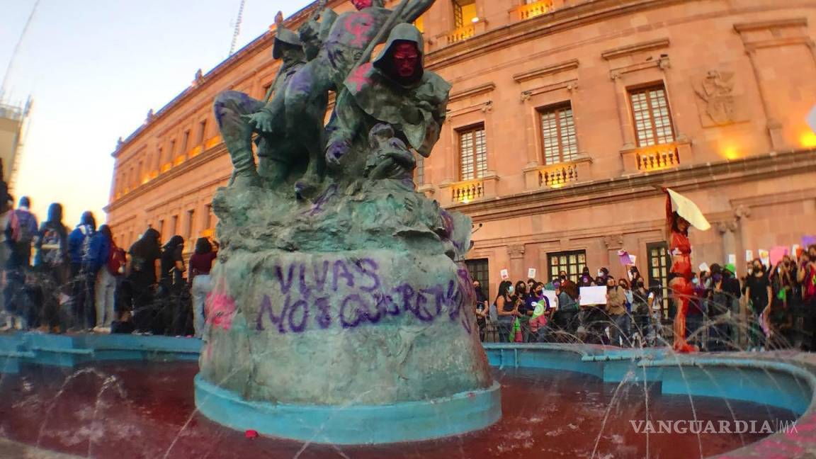 ‘Rayar no, eso es vandalismo’; se desata polémica en redes por pinta en Plaza de la Nueva Tlaxcala de Saltillo tras 8M