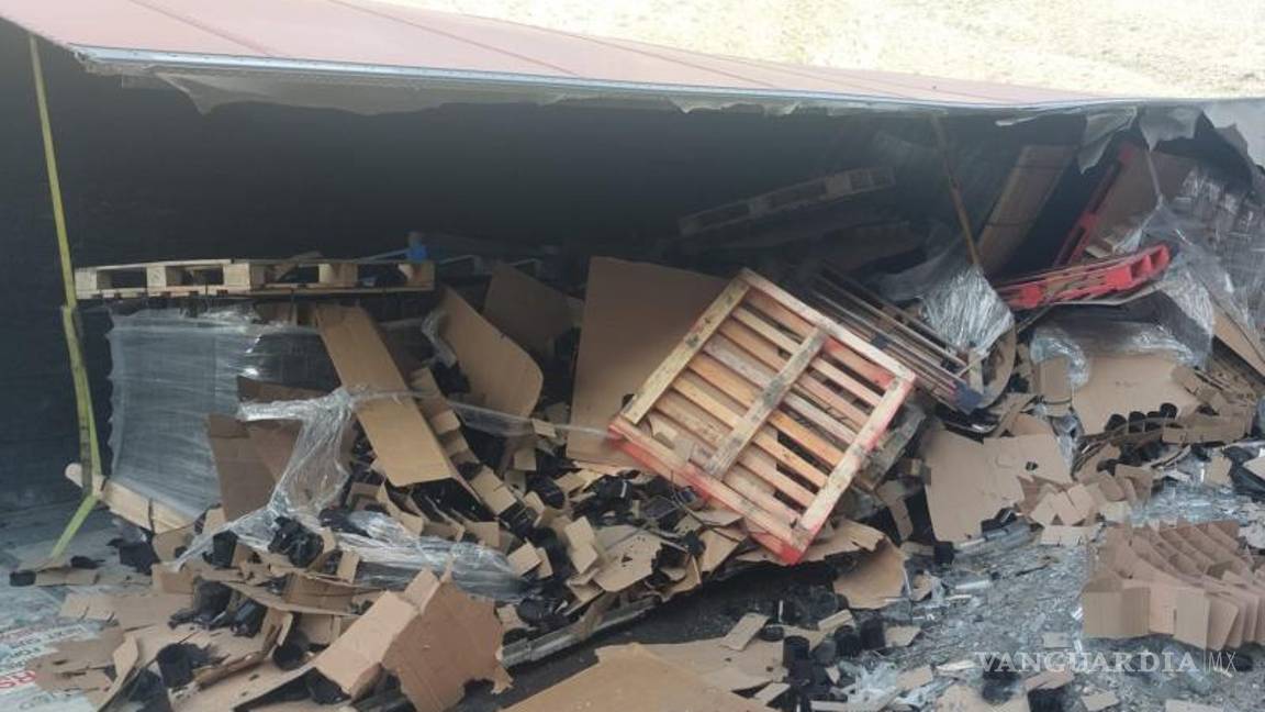 $!Las tarimas transportadas por el camión terminaron esparcidas sobre la carretera.