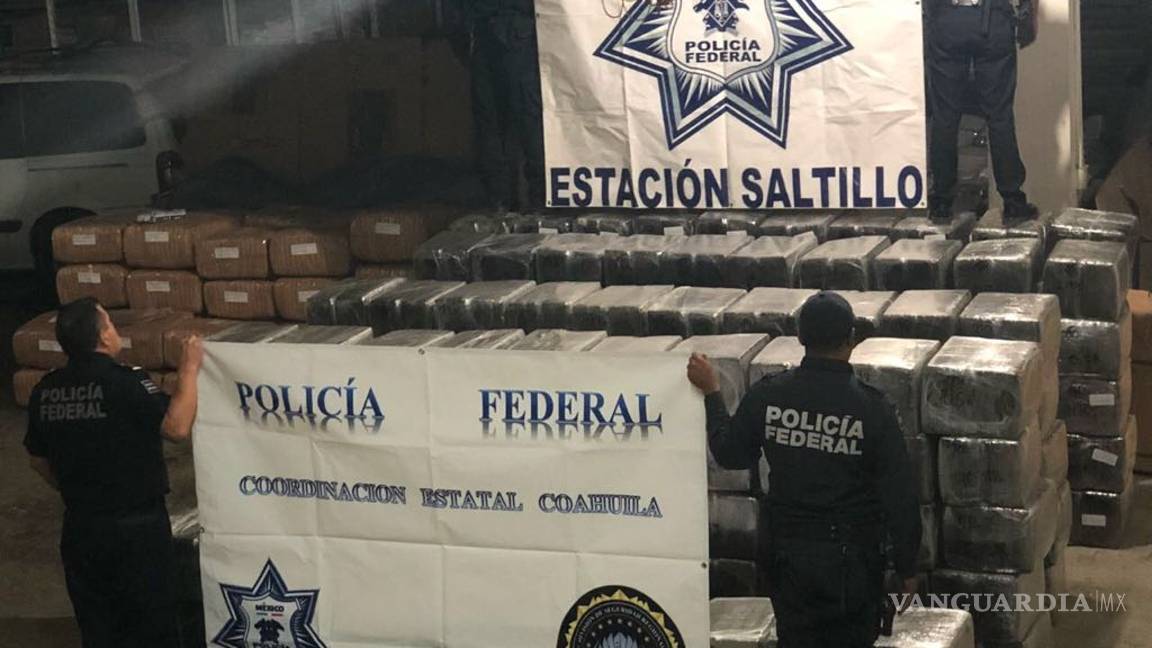 $!Cae trailero en Saltillo; trasladaba 2.5 toneladas de mariguana