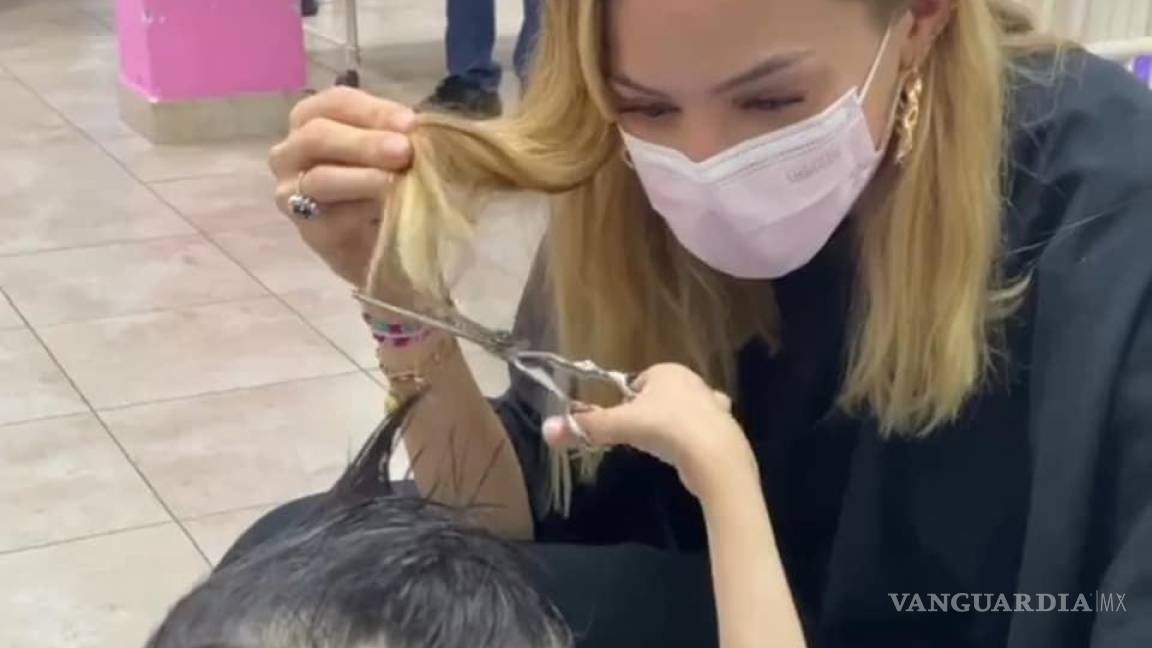 Mariana Rodríguez se corta cabello para apoyar a un niño con cáncer