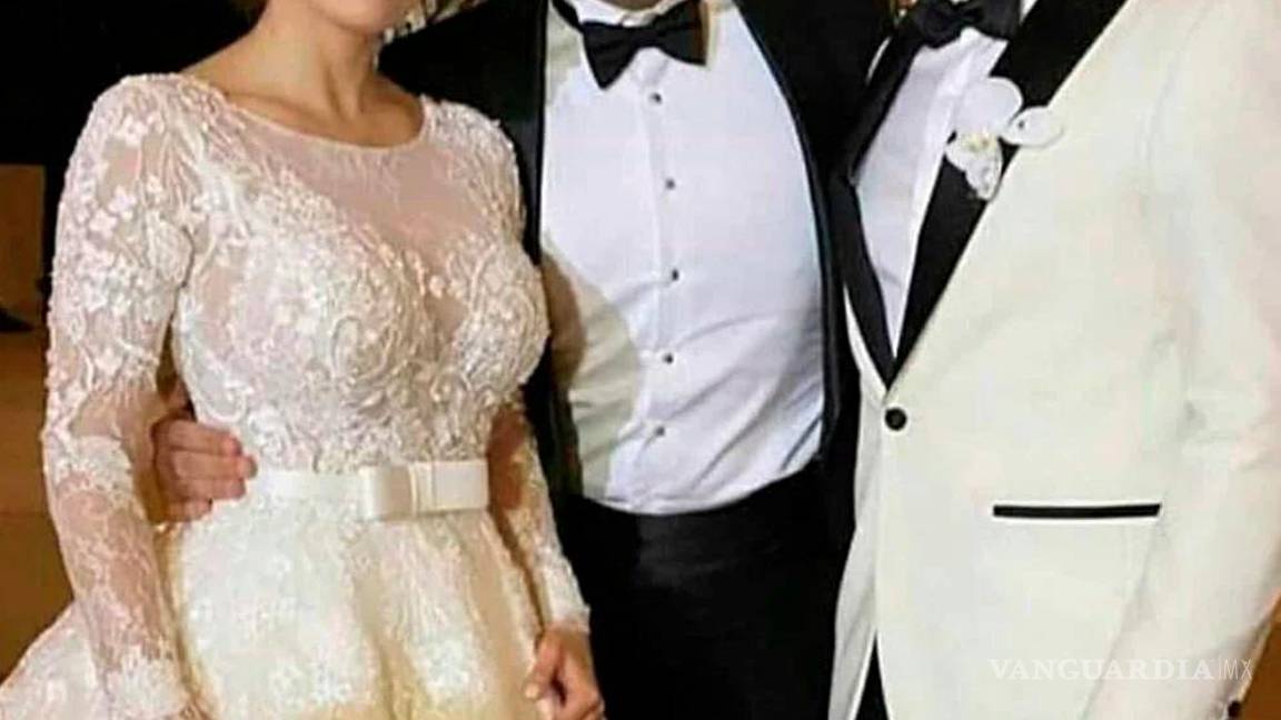 $!Alejandrina Guzmán, Édgar Cázares e Invitado durante su boda en enero de 2020.