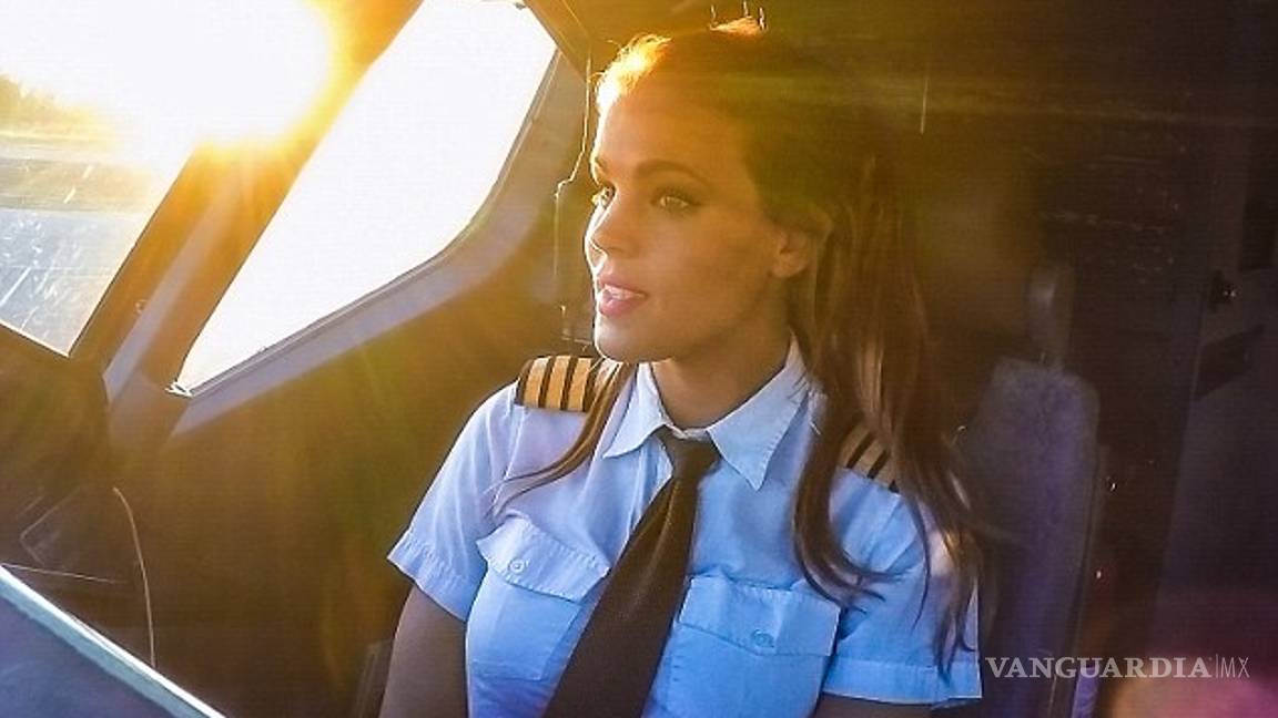 $!Esta podría ser la piloto más sexy del mundo, además practica yoga (fotos)