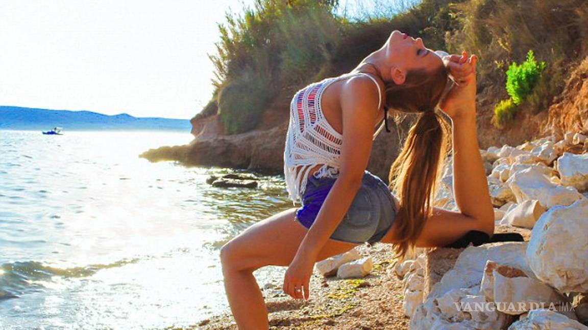 $!Esta podría ser la piloto más sexy del mundo, además practica yoga (fotos)