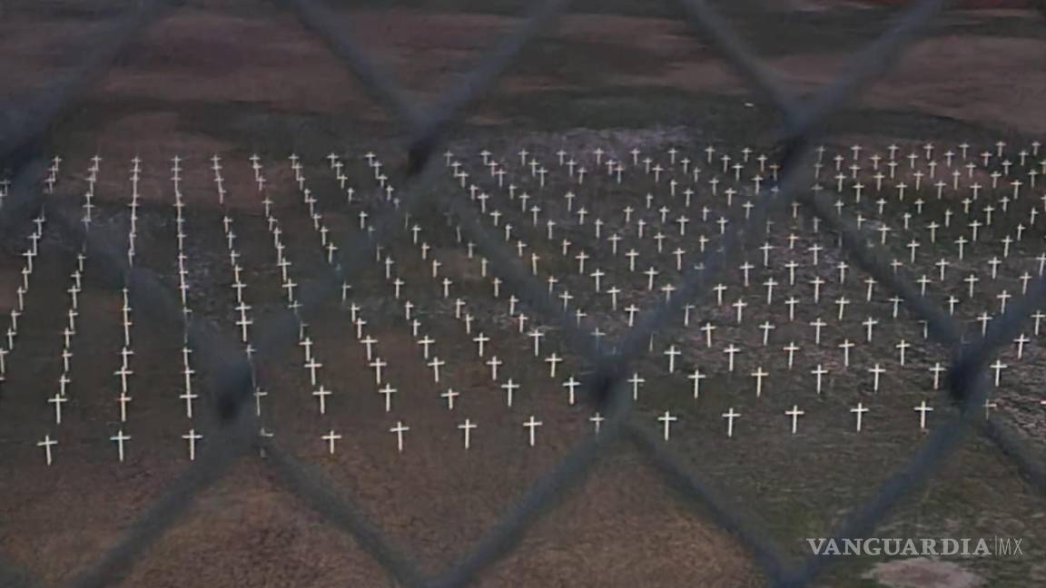 Un memorial de 700 cruces, la vista de migrantes que cruzan el Río Bravo en la frontera de Coahuila