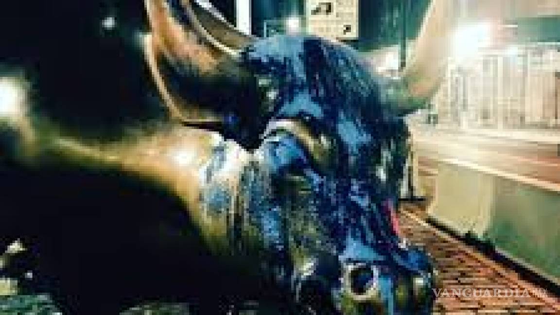 Arrestan a una mujer por vandalizar con pintura el toro de Wall Street