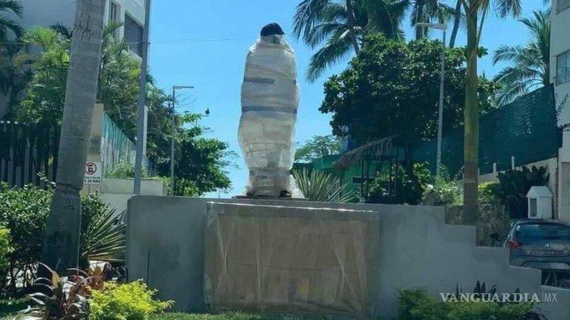 A días de ser inaugurada, vandalizan y retiran estatua de Eugenio Derbez en Acapulco