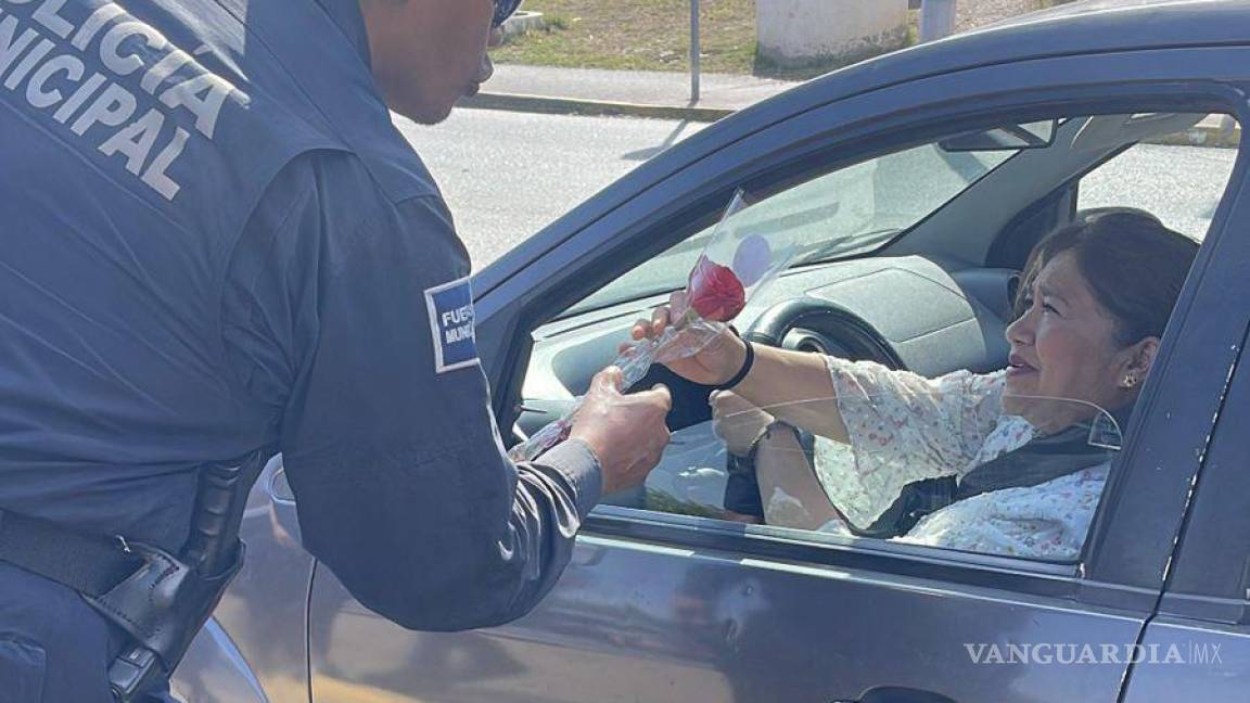 Pasaje gratis y rosas de Policía Municipal; tienen detalles por el Día de la Madre en calles de Saltillo