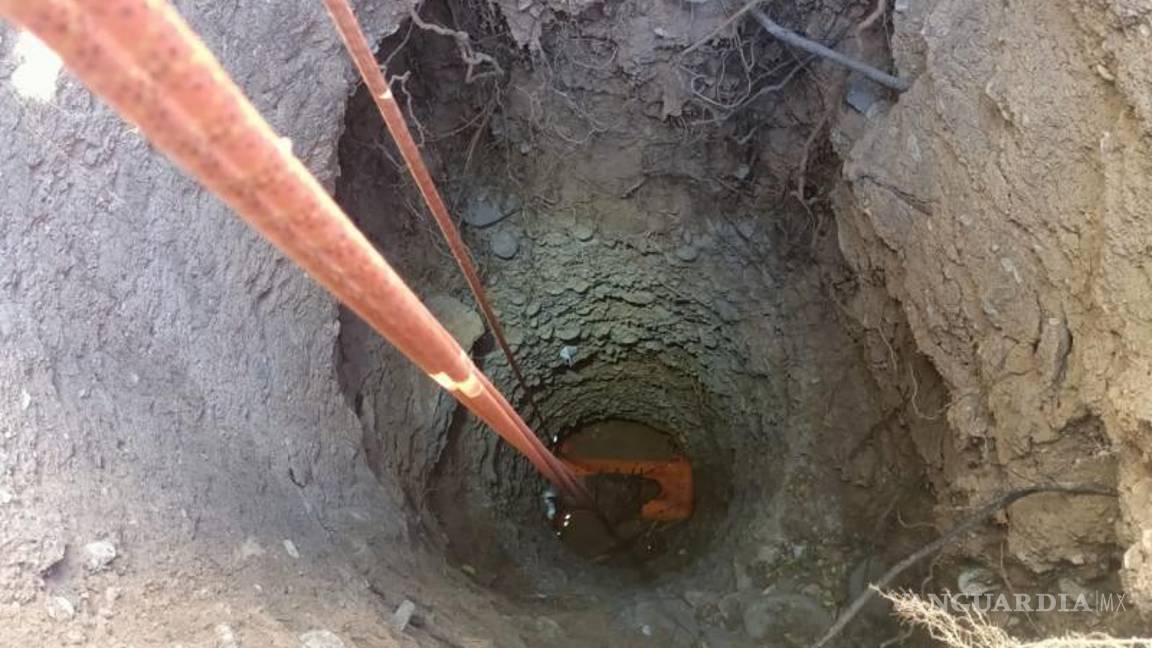 $!Ingresar al pozo y maniobrar fue muy complejo para los paramédicos.