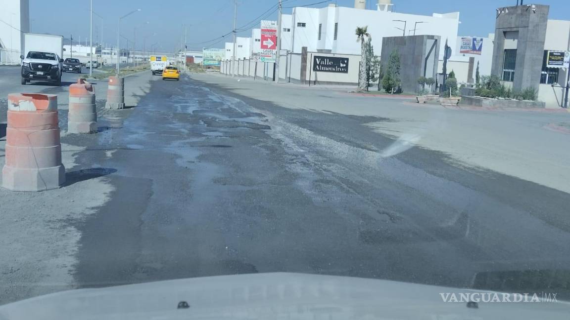 $!El bulevar frente a la Universidad de Durango presenta múltiples baches que dificultan el tránsito.