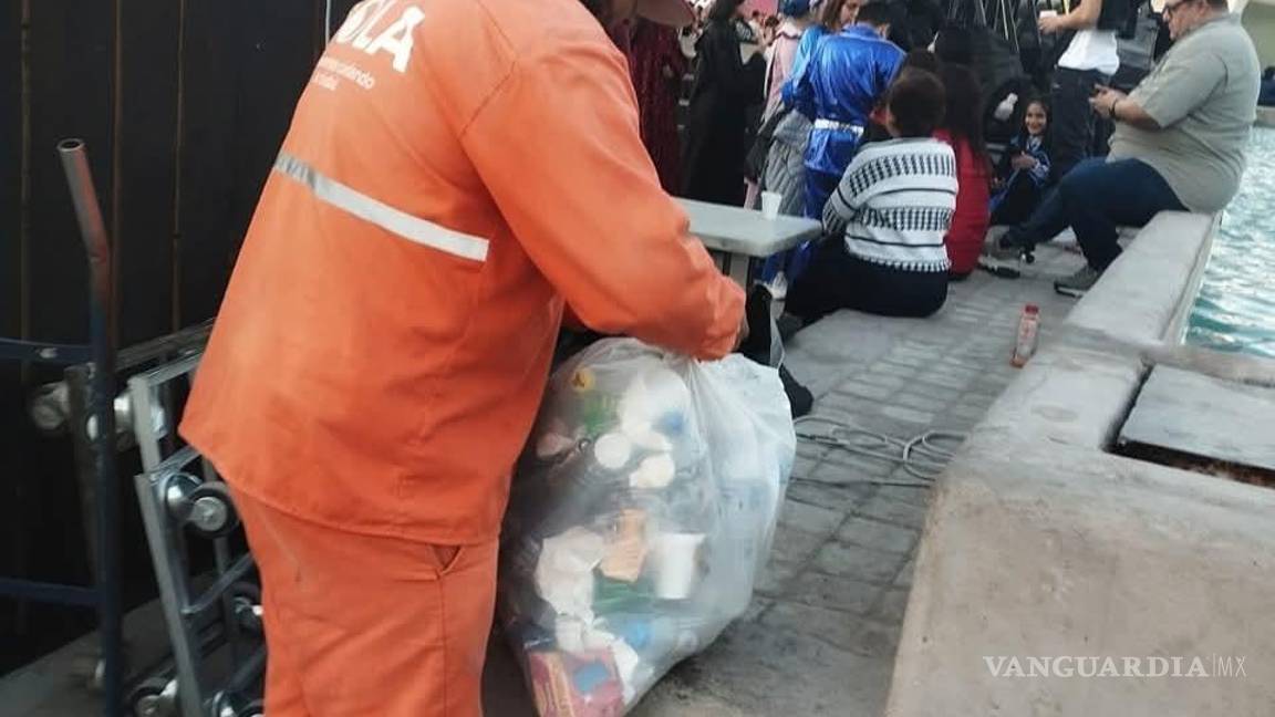 $!El operativo incluyó la participación de 40 trabajadores organizados en cuadrillas para mantener el centro de la ciudad limpio.