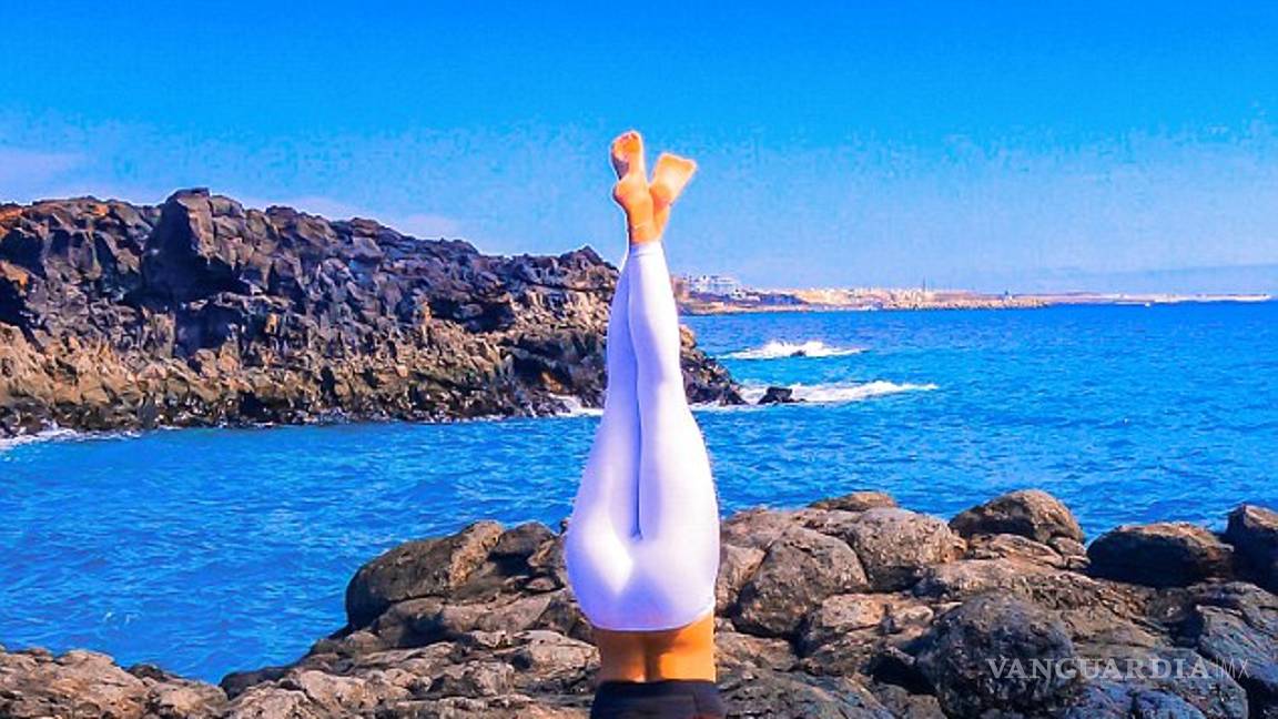 $!Esta podría ser la piloto más sexy del mundo, además practica yoga (fotos)