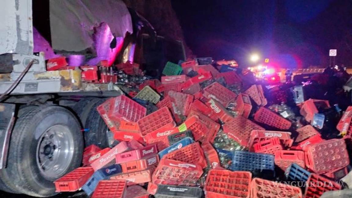 $!Caminos y Puentes Federales (Capufe) colaboró con la Guardia Nacional en el resguardo del área y la limpieza de la carretera.