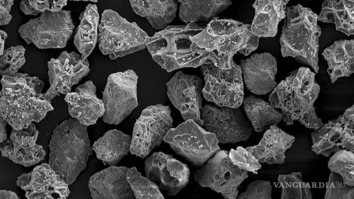 $!Advierten que la ceniza volcánica no es sólo un polvo, se trata de fragmentos de rocas y minerales.