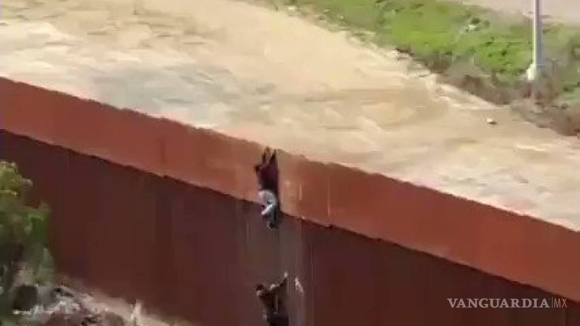 En minutos, migrantes cruzan doble muro de Estados Unidos desde Tijuana (video)