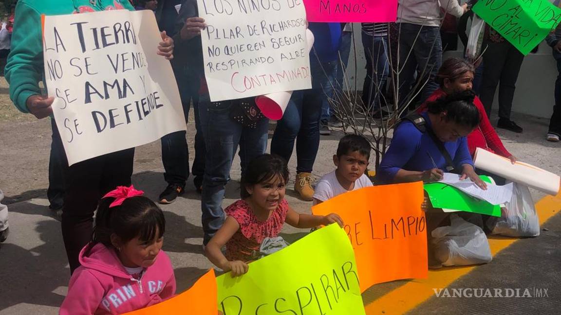 $!Se manifiestan en 69 batallón de Infantería, afuera de evento de Andrés Manuel López Obrador en Saltillo, Coahuila