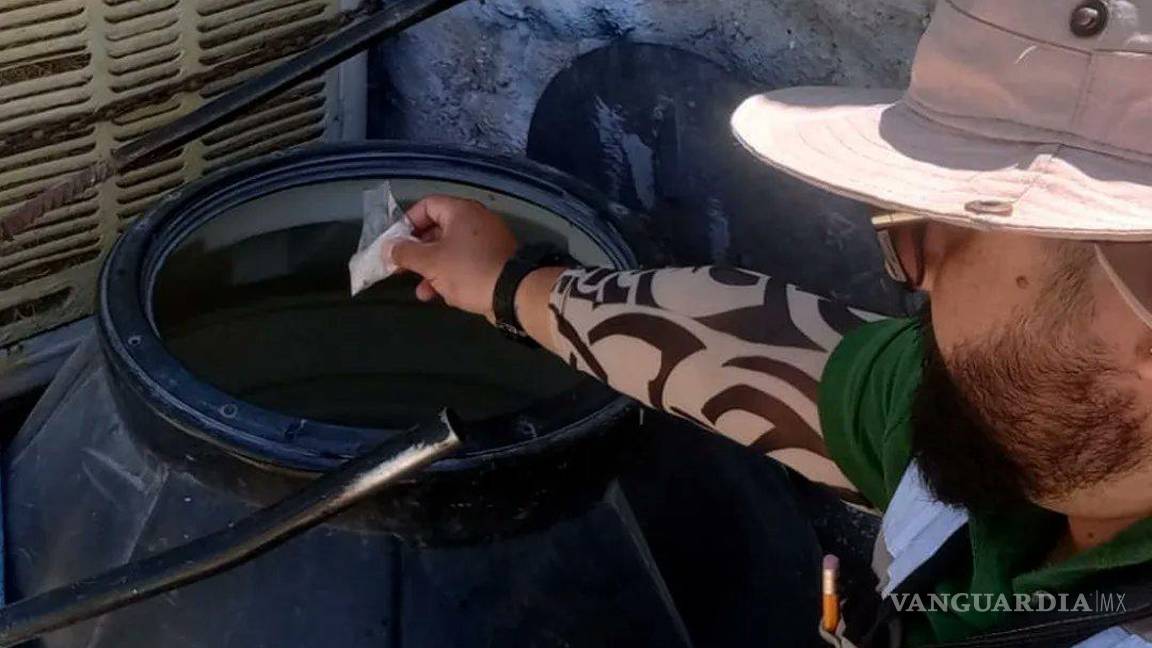 $!En las casas donde se encuentran almacenamientos de agua, se realiza el proceso de abatización,.