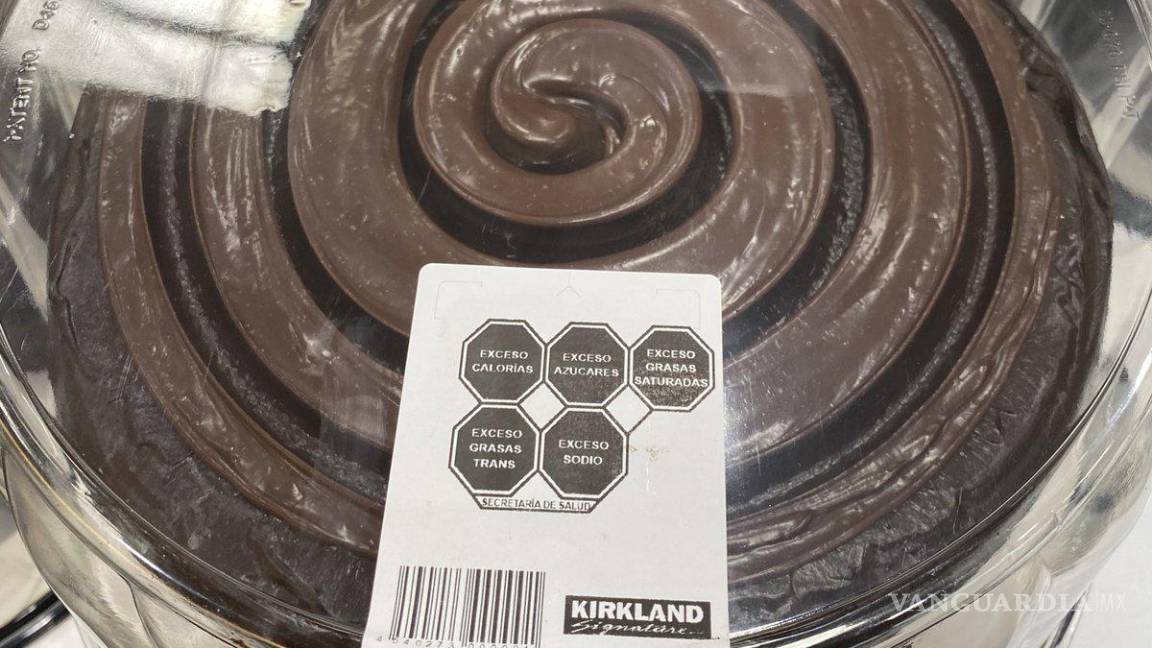 $!El pastel Choco Fudge cuenta con 5 sellos de advertencia por parte de la Secretaría de Salud.