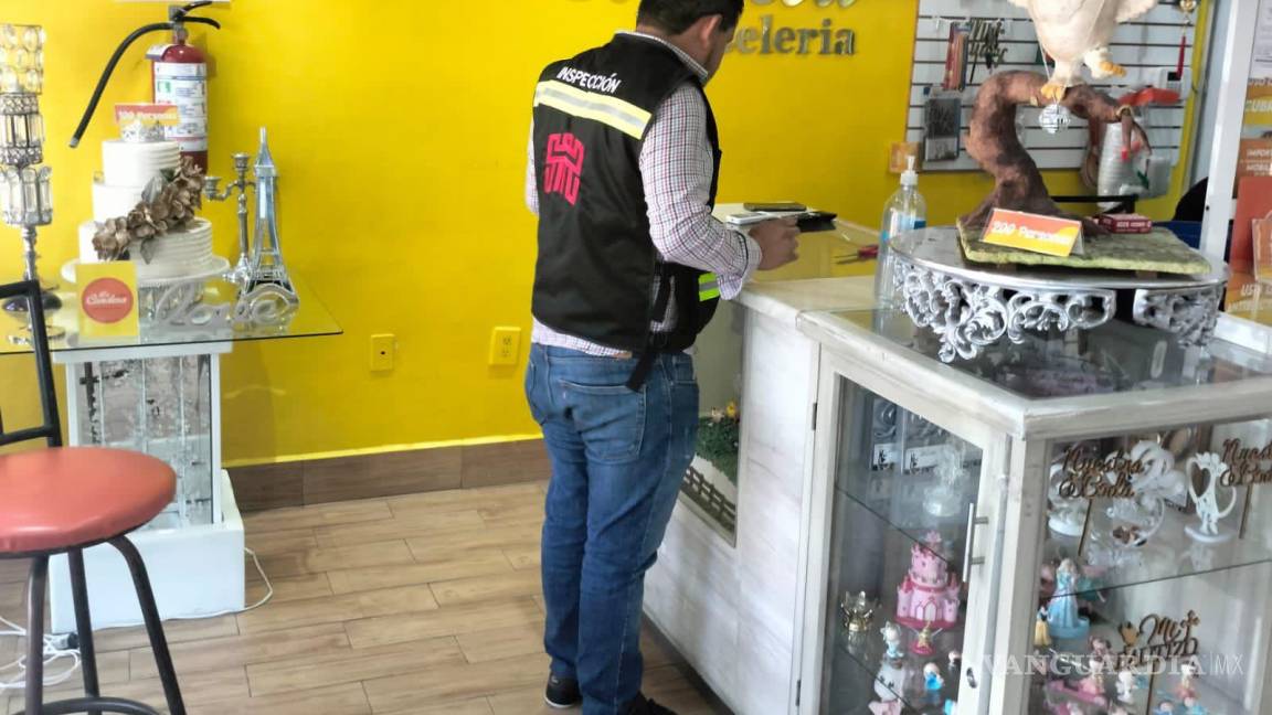 Inspeccionan florerías y pastelerías de Torreón previo al Día de las Madres