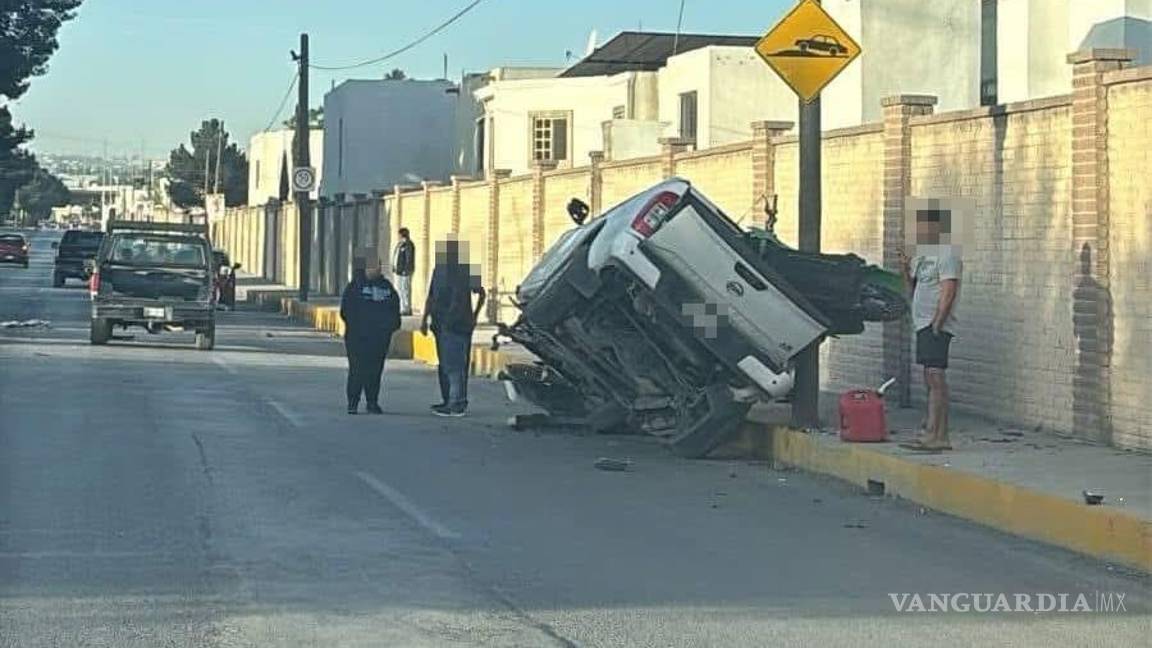 Dormita, choca contra poste y vuelca al norte de Saltillo