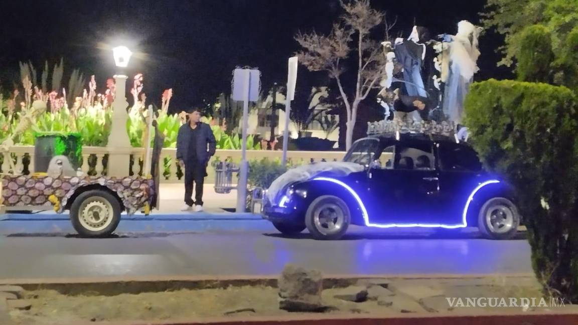 $!A medida que se acerca la noche de Halloween, Saltillo se llena de alegría y creatividad, con vehículos decorados y disfraces ingeniosos.