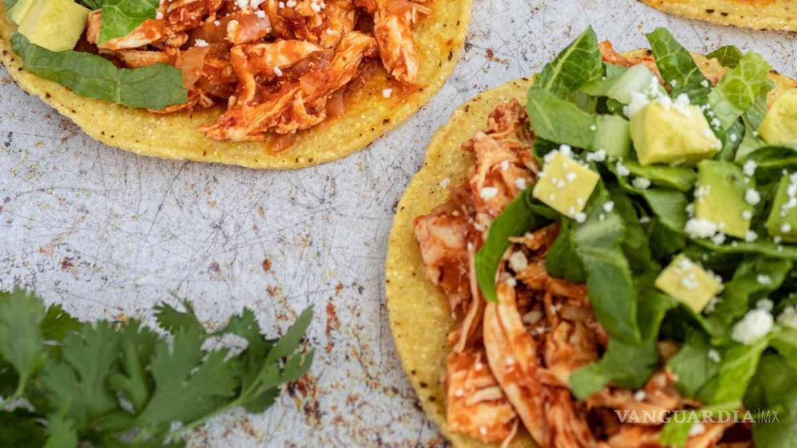 $!Tostadas de tinga de pollo.
