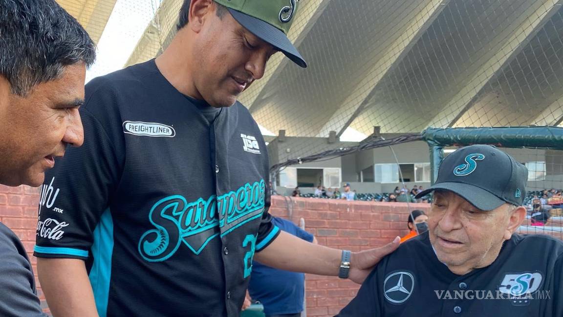 $!Marcelo Juárez fue homenajeado por los Saraperos de Saltillo, quienes retiraron su emblemático número 44.