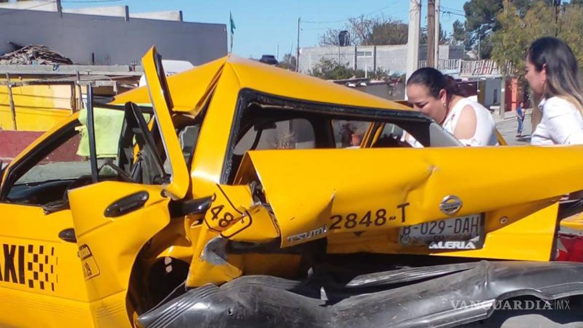 $!El accidente movilizó al personal de Bomberos y Cruz Roja para liberar a José y a su mamá, Martha Elena Márquez Ugüez.