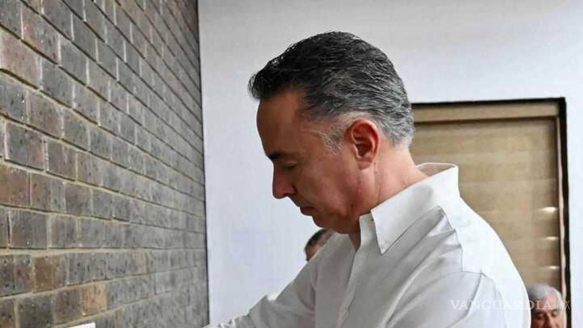 Guillermo Anaya, candidato por diputación en Torreón, acude a votar acompañado de su familia