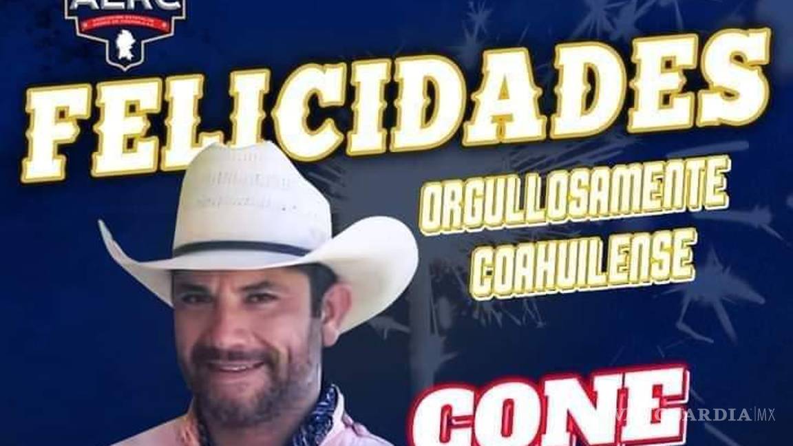 $!El Ing. Ernesto de la Peña, primer juez mexicano de la PRCA, y Johanna Acosta, 4° lugar en Breakaway Roping, celebran junto a Héctor Cardona.