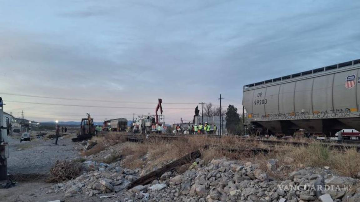 $!Cuadrillas de Ferromex trabajaron arduamente para restaurar los vagones descarrilados en los patios de Frontera, Coahuila.