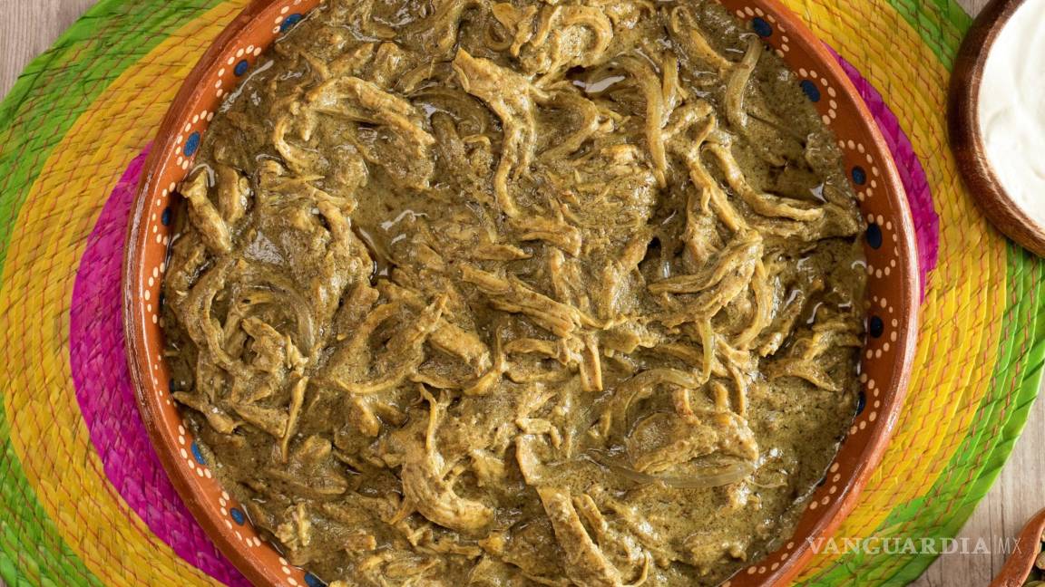 $!Tostadas de mole verde con pollo.