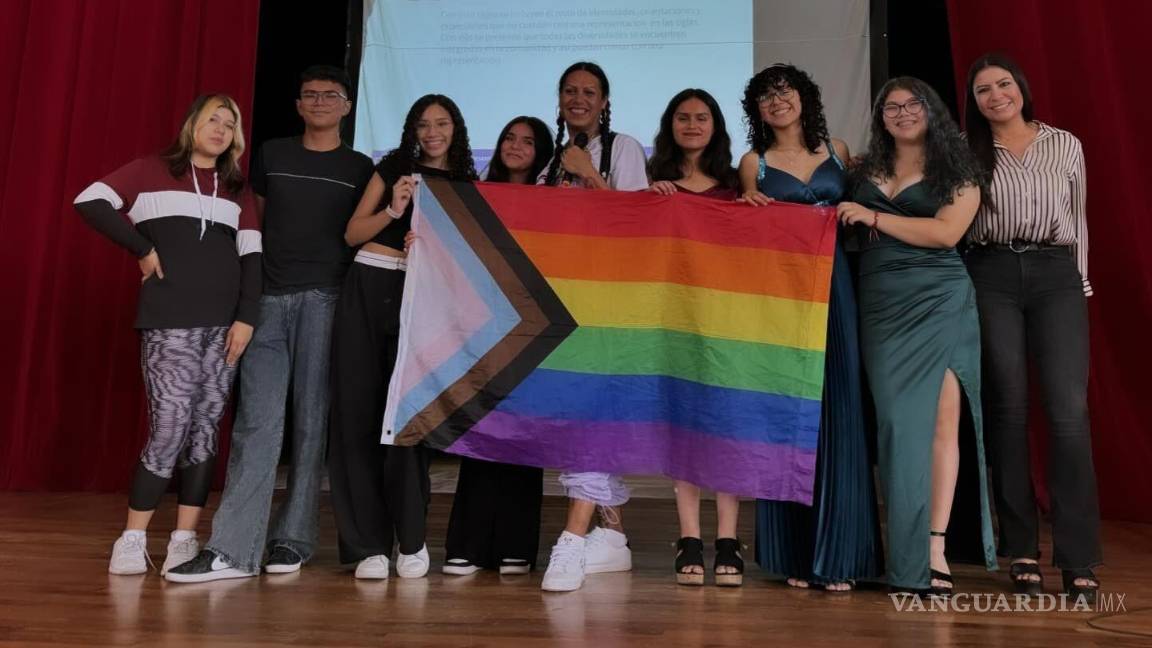 $!Kenya Cuevas compartió experiencias con jóvenes universitarios.