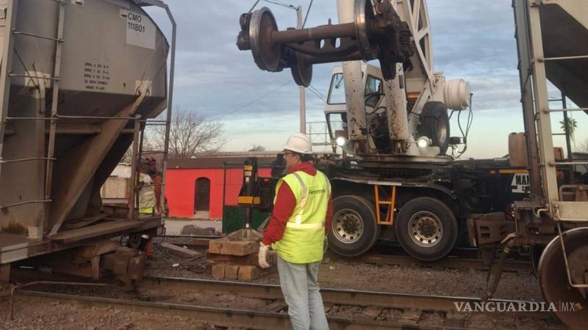 $!El equipo de Ferromex realizó labores de reparación de los rieles dañados tras el incidente ocurrido en la noche del martes.
