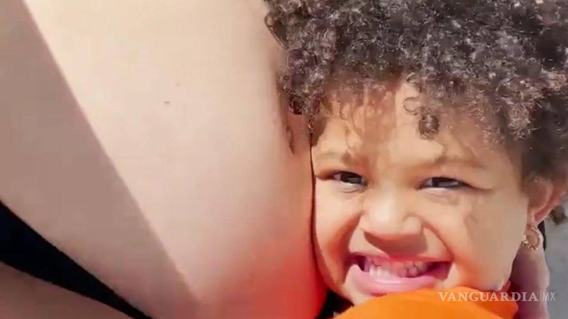 $!El video finaliza con Kylie Jenner posando con pocos meses de embarazo y su hija mayor, Stormi Webstar, abrazándola